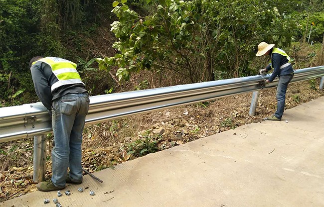 浙江高速公路护栏的定期维护与保养